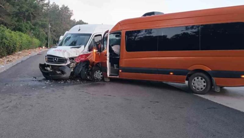 Şase români au fost răniţi după ce două microbuze cu turişti s-au ciocnit în Antalya