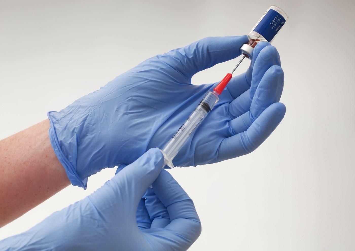 Anestezist din Vatra Dornei, arestat pentru că fura morfină şi fentanyl. S-ar fi drogat în timpul opreaţiilor