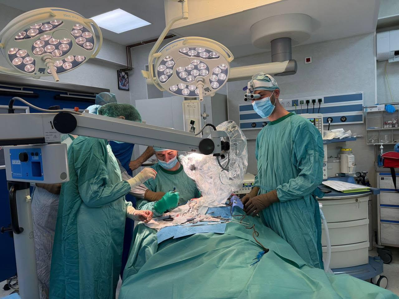 Medicii care au învins sistemul pentru a putea salva vieţi. Spitalul i-a dat afară, acum operează gratis