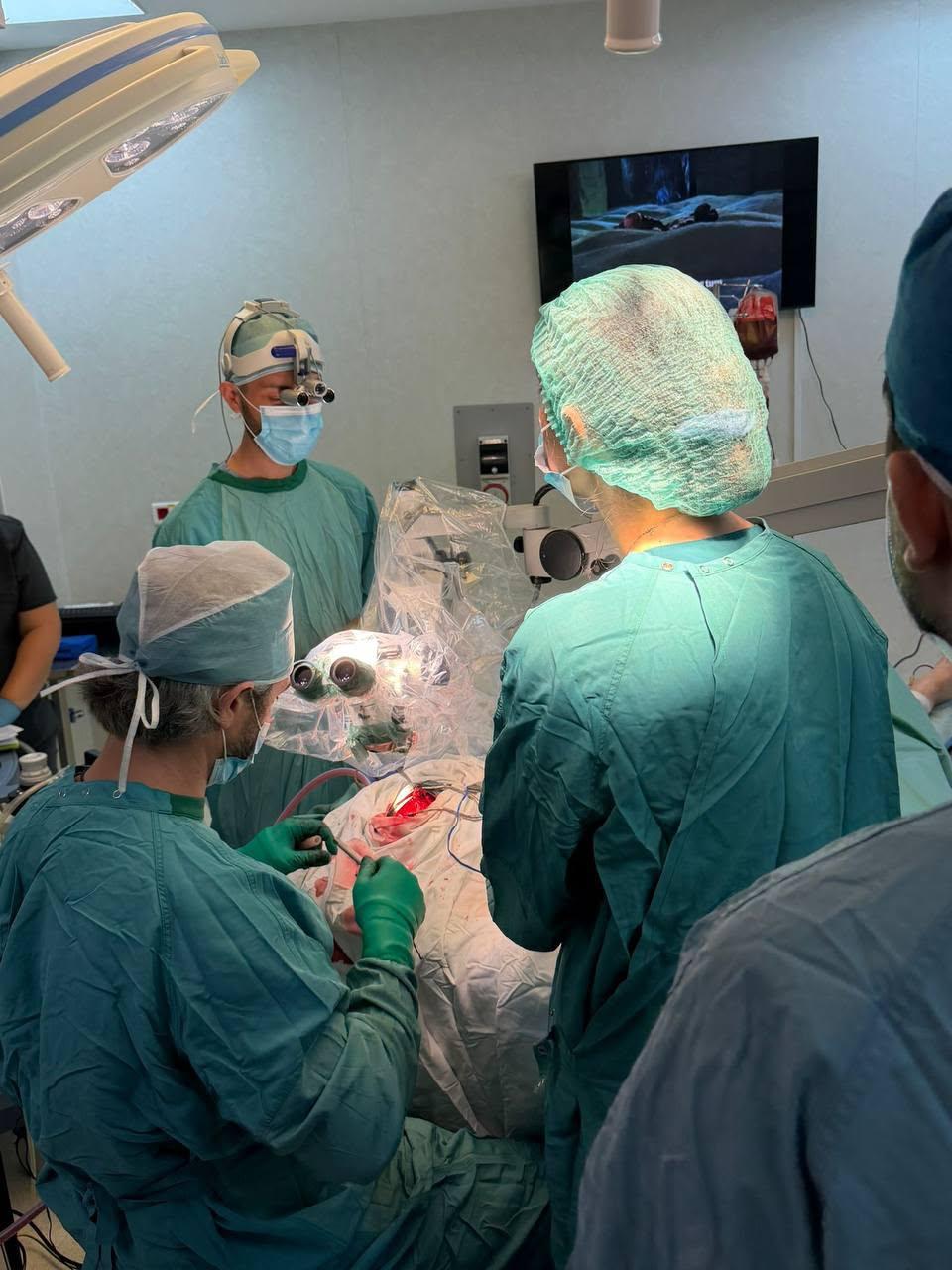 Medicii care au învins sistemul pentru a putea salva vieţi. Spitalul i-a dat afară, acum operează gratis