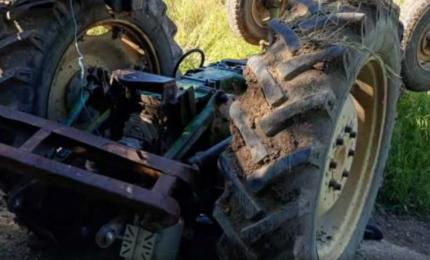 Un argeşean de 52 de ani a murit strivit sub tractor, după ce a pierdut controlul utilajului pe o pantă