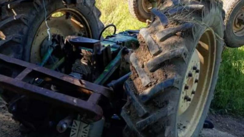 Un argeşean de 52 de ani a murit strivit sub tractor, după ce a pierdut controlul utilajului pe o pantă