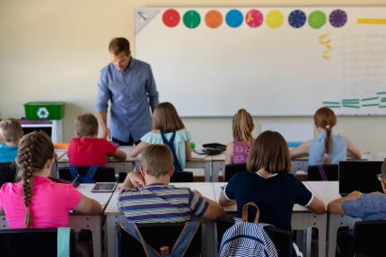 Când se plătesc alocațiile pentru copii în iunie 2026. Data la care intră banii pe card