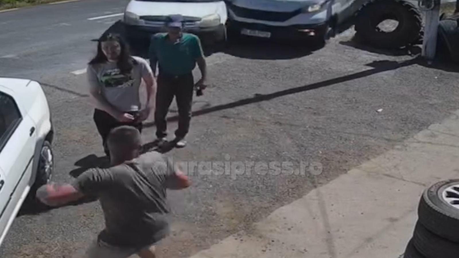 Impact devastator surprins de camere în Călăraşi. Oameni spulberaţi precum popicele într-un service auto