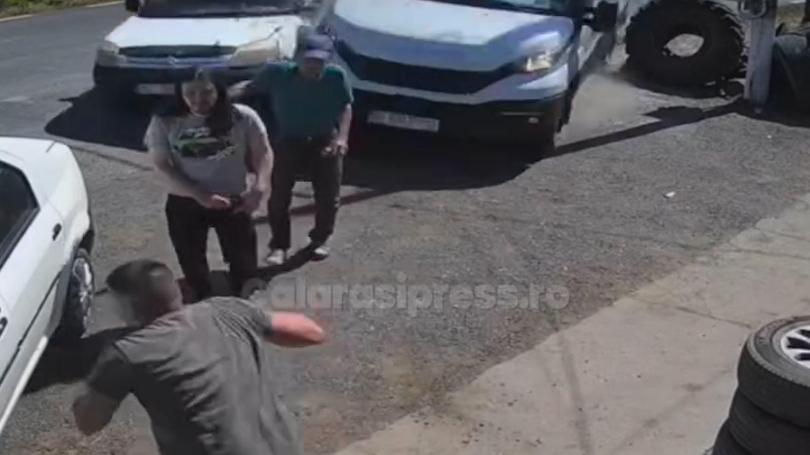 Impact devastator surprins de camere în Călăraşi. Oameni spulberaţi precum popicele într-un service auto