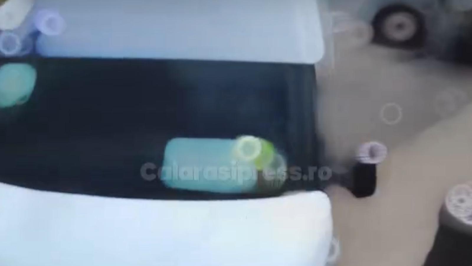 Impact devastator surprins de camere în Călăraşi. Oameni spulberaţi precum popicele într-un service auto