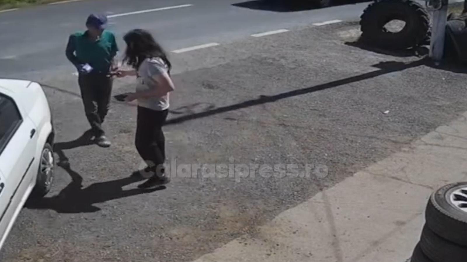 Impact devastator surprins de camere în Călăraşi. Oameni spulberaţi precum popicele într-un service auto