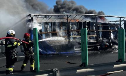 Incendiu puternic pe autostrada A1. Un autotren încărcat cu frigorifice arde ca o torţă în Timiş