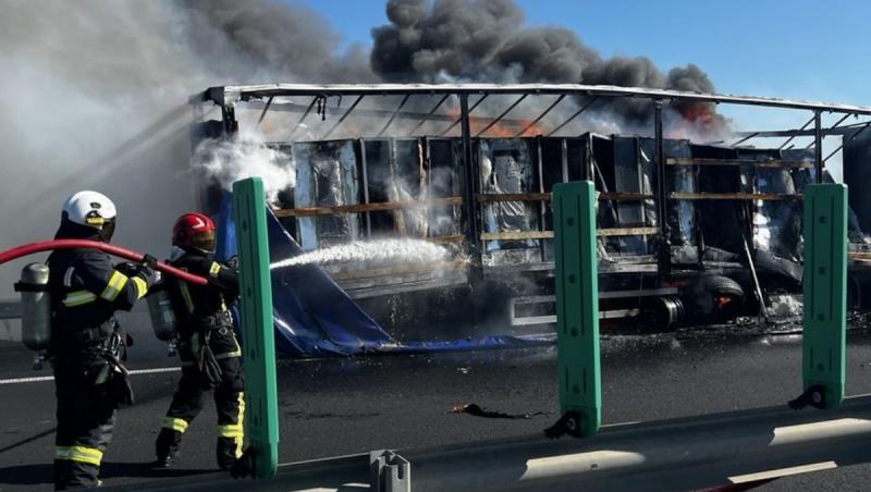 Incendiu puternic pe autostrada A1. Un autotren încărcat cu frigorifice arde ca o torţă în Timiş