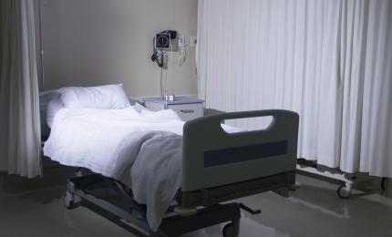 Diagnosticat cu hemoragie internă la Botoşani, un bărbat a aflat la Iaşi că are cancer. Cere 250.000 de lei