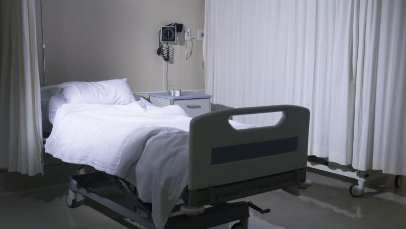 Diagnosticat cu hemoragie internă la Botoşani, un bărbat a aflat la Iaşi că are cancer. Cere 250.000 de lei