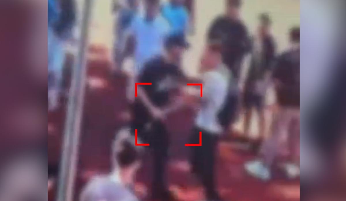 Elev, bătut şi atacat cu cuţitul de un tânăr, în curtea liceului. Agresorul a fost arestat