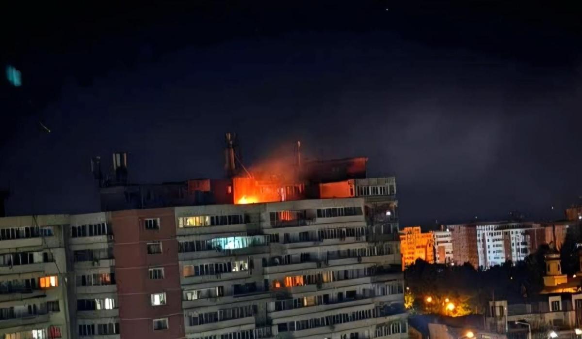 O dronă s-a prăbuşit pe un bloc de locuinţe din Galaţi. Impactul, urmat de explozie