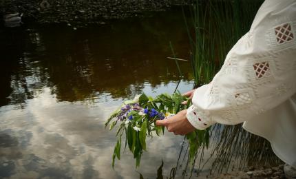 Ielele, călușarii și plantele de leac. Tradiţii şi superstiţii de Rusalii care au supraviețuit până astăzi