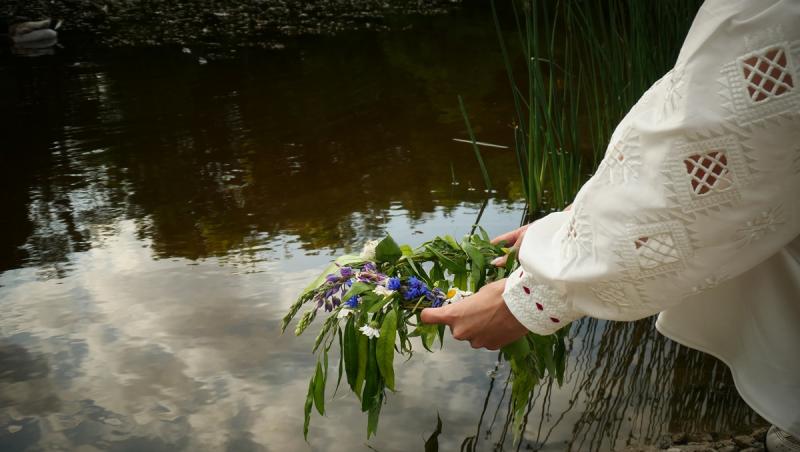 Ielele, călușarii și plantele de leac. Tradiţii şi superstiţii de Rusalii care au supraviețuit până astăzi