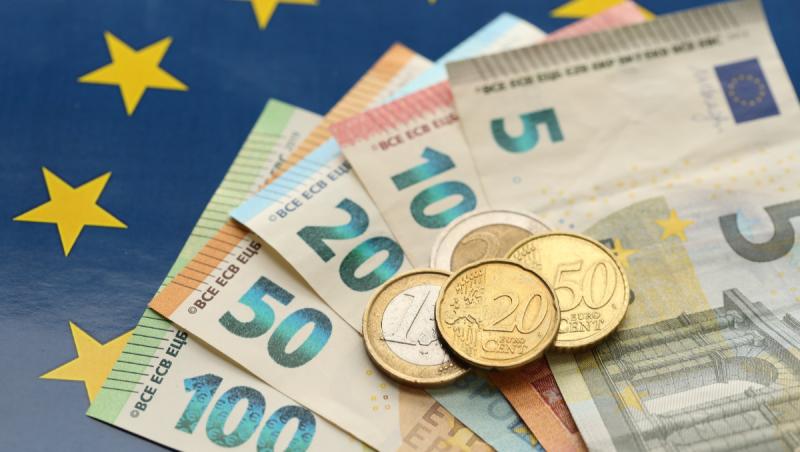 Euro se tranzacționează la puțin sub 5,2 lei, luni dimineața, în deschiderea pieței de la București