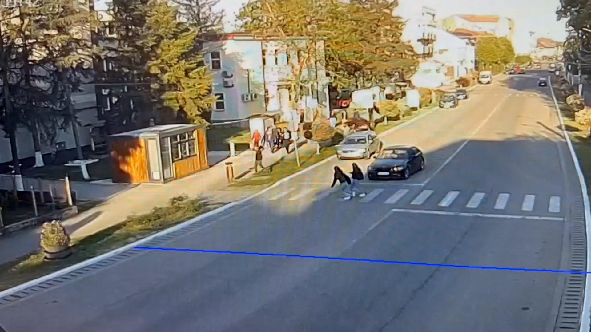 Adolescentă, spulberată pe o trecere de pietoni din Buziaș chiar în fața școlii. Șoferița, "orbită" de soare
