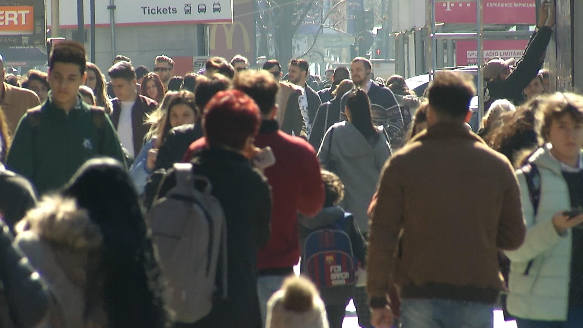 Cât ne costă moţiunea. Prăbuşirea leului aduce scumpiri în lanţ