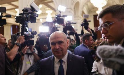Soarta Guvernului se decide acum. A început votarea moţiunii de cenzură împotriva lui Bolojan