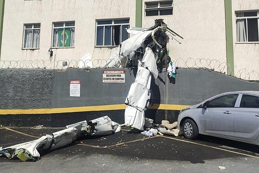 Momentul când un avion de mici dimensiuni intră într-o clădire din Brazilia. 3 din cei 5 pasageri au murit