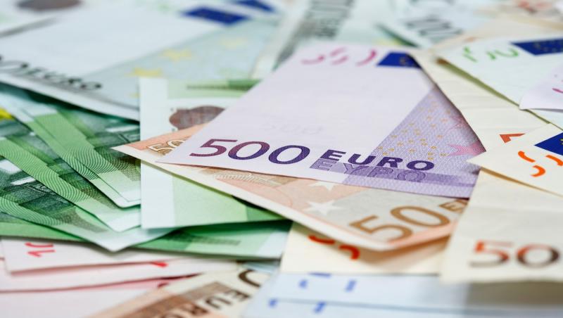 Leul continuă prăbușirea. Euro atinge un nou maxim istoric: 5,2180 lei
