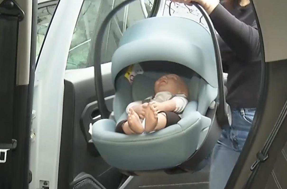 Sunt taximetriștii și șoferii de ridesharing să aibă scaun de copil în mașină? Ce spunea legea