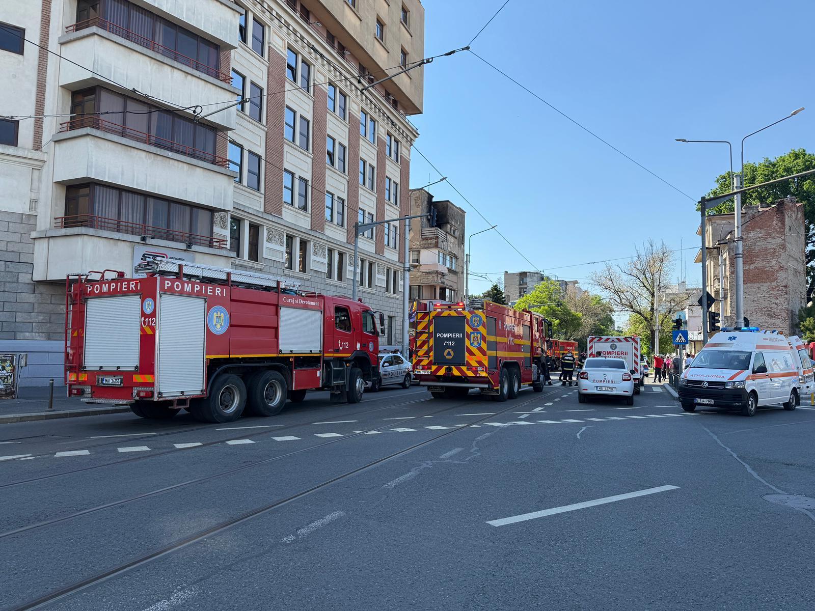Incendiu la un apartament de pe Dinicu Golescu în Capitală. O persoană găsită inconştientă, cu arsuri