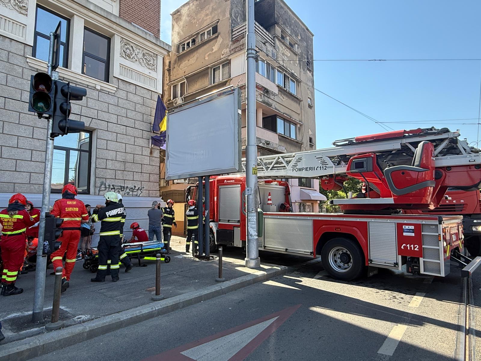 Incendiu la un apartament de pe Dinicu Golescu în Capitală. O persoană găsită inconştientă, cu arsuri