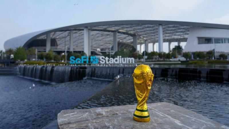 Ironia şefului FIFA: "Dacă dă cineva 2 mil. $ pe un bilet, &icirc;i duc personal o Cola şi un hotdog"