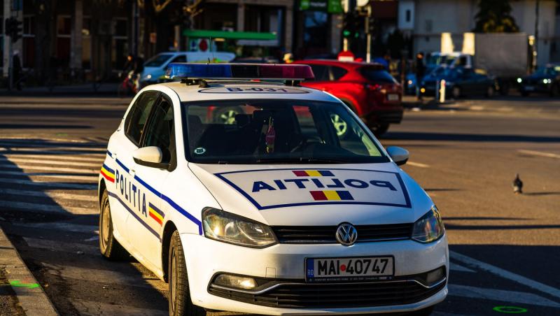 Tânăr din Bacău, legat cu sfoară de un indicator rutier și bătut în plină stradă