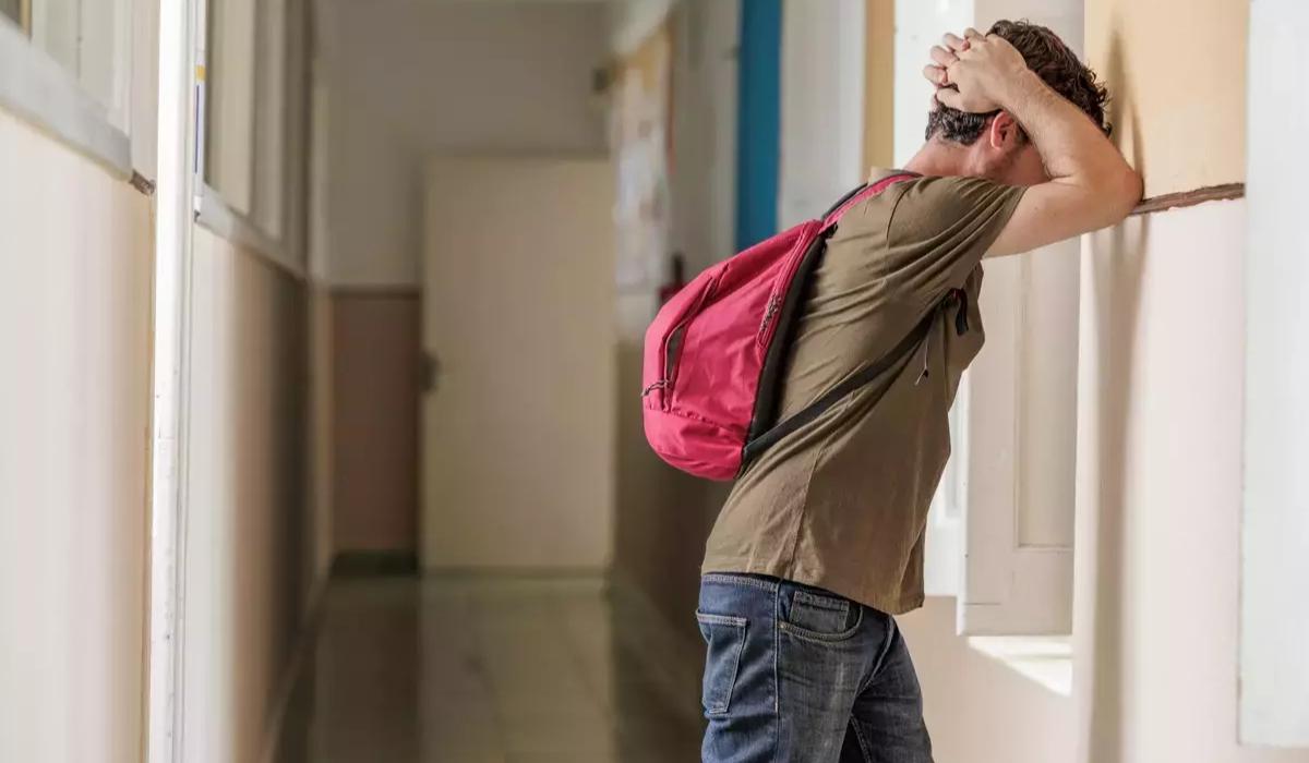 Doi părinţi au cerut ordin de protecţie împotriva fiului de 17 ani. Şi-a bătut mama când l-a prins cu droguri