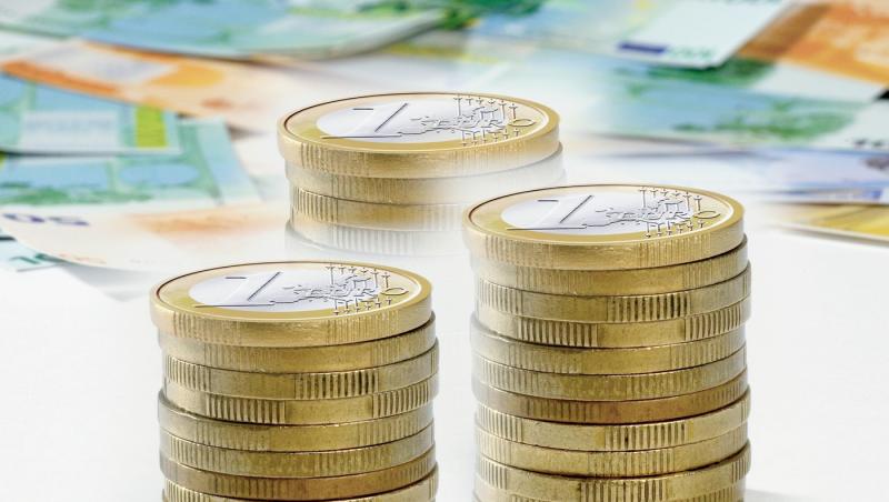 Euro a mai scăzut puţin, dar rămâne peste nivelul de dinainte de criză. Cursul BNR din 8 mai