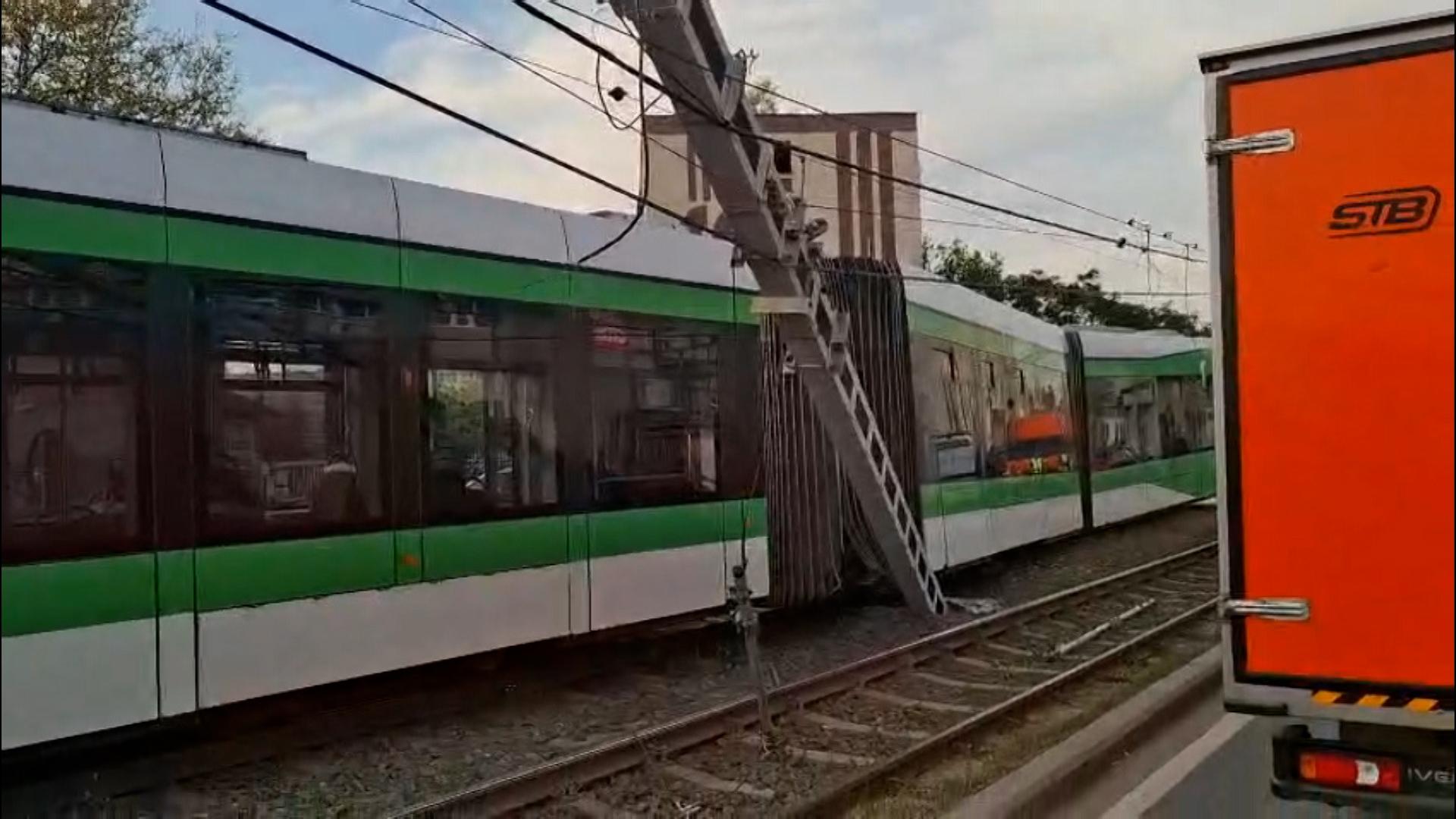 Un alt tramvai a sărit de pe şine în Bucureşti, 6 oameni au fost răniţi. STB: Nu sunt riscuri pentru călători