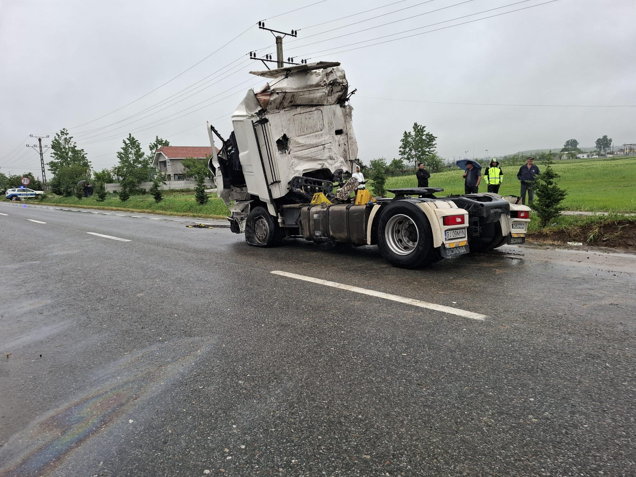 Ionuţ a murit nevinovat încercând să evite o maşină intrată pe contrasens. Momentul accidentului din Gorj