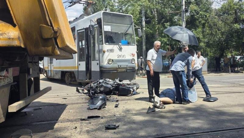 Un motociclist de 26 de ani din Bucureşti a murit după ce s-a izbit de un tramvai care ieşea din depou
