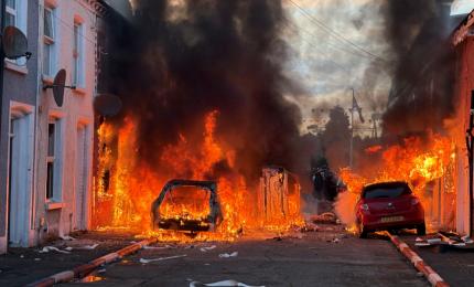 Violențe anti-imigranți în Belfast. Trei familii de români vor să se întoarcă acasă. Casele lor, vandalizate