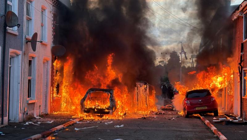 Violențe anti-imigranți în Belfast. Trei familii de români vor să se întoarcă acasă. Casele lor, vandalizate