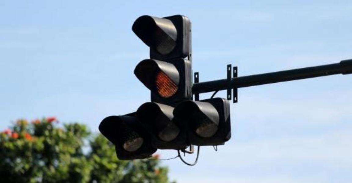 Cum funcționează semaforul cu radar care îi opreşte pe șoferii grăbiți
