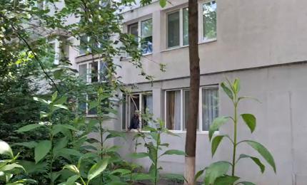 Anchetă după moartea băieţelului de 2 ani din Galaţi. Mama stătea baricadată în casă de câteva zile