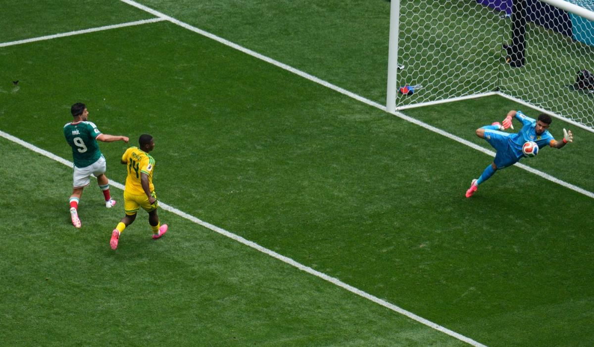 Mexic - Africa de Sud 2-0. Raul Jimenez marchează cu o lovitură de cap, după golul istoric al lui Quiñones