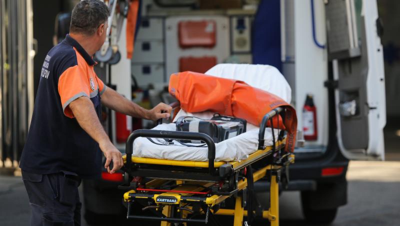 Fetiţă de 2 ani din Timiş, la spital după ce a căzut în cazanul în care familia fierbea gem