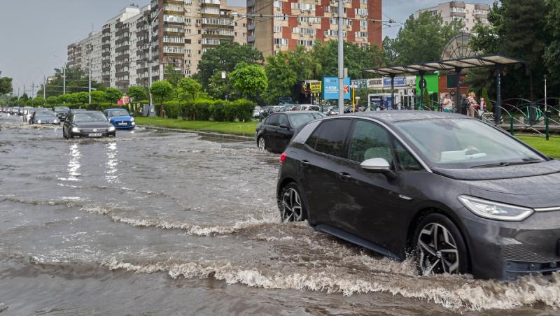Cod galben de furtuni şi vijelii în Bucureşti şi în 10 judeţe. Harta fenomenelor extreme care mătură România