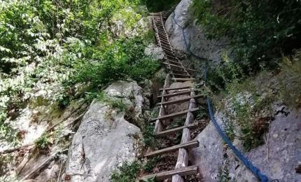 Satul din România unde se ajunge pe o scară prinsă de stâncă. Ultimii 20 de locuitori trăiesc complet izolaţi