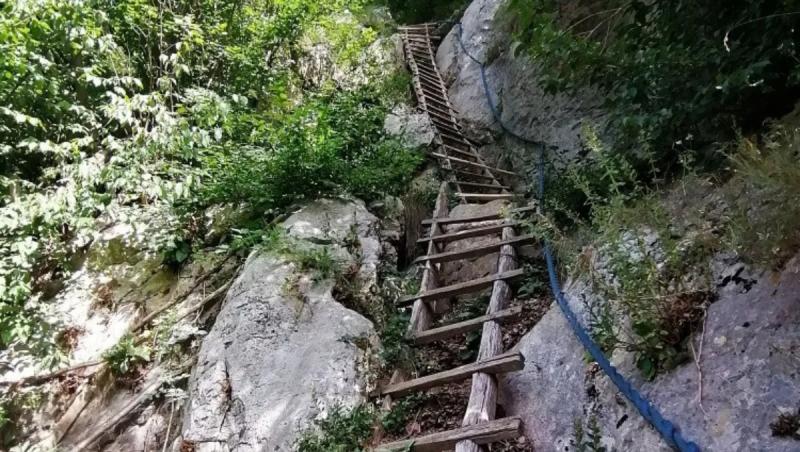 Satul din România unde se ajunge pe o scară prinsă de stâncă. Ultimii 20 de locuitori trăiesc complet izolaţi