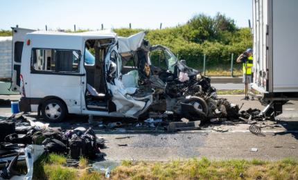 Masacru în Ungaria: 7 morţi după ce şoferul unui microbuz din Moldova ar fi adormit la volan
