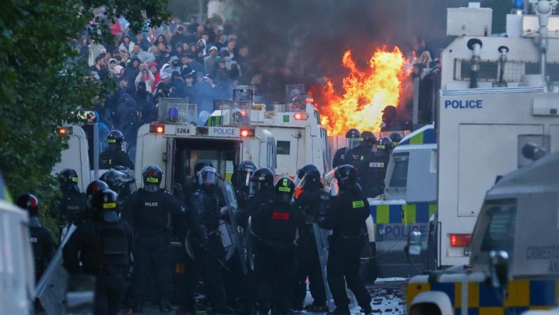 Reacţia MAE în cazul familiilor de români afectate de protestele din Belfast. 15 titluri de călătorie emise