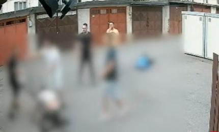 Momentul în care 4 bărbați din Zalău își împart pumni și picioare sub ochii copiilor, în plină stradă