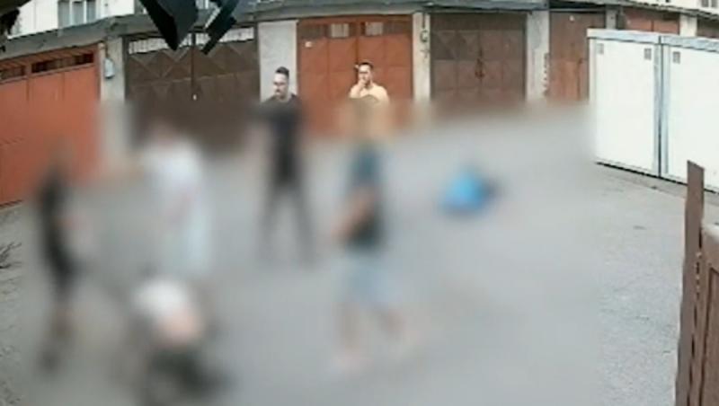 Momentul în care 4 bărbați din Zalău își împart pumni și picioare sub ochii copiilor, în plină stradă