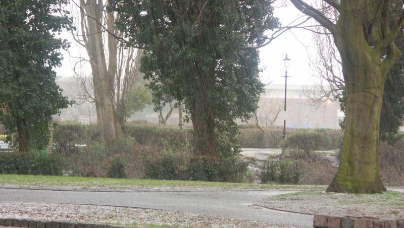 Vijelii şi grindină în mai multe judeţe din ţară noaptea trecută. Vremea rea continuă şi astăzi