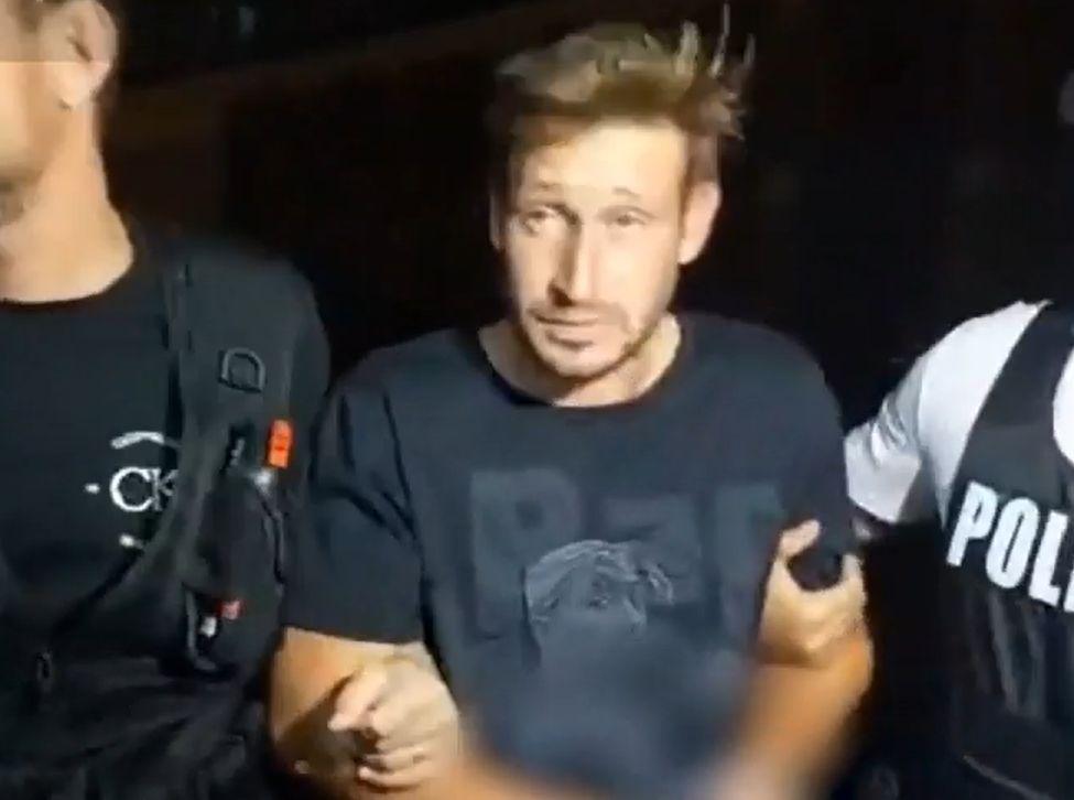 Filmul crimei din Drobeta-Turnu Severin. Şi-a ucis mama cu 4 lovituri de cuţit. Femeia abia revenise în ţară